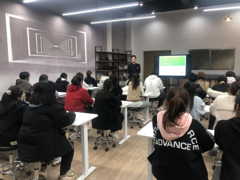 酒店管理學院舉辦'企業(yè)專家進課堂'系列活動，深化實踐教學